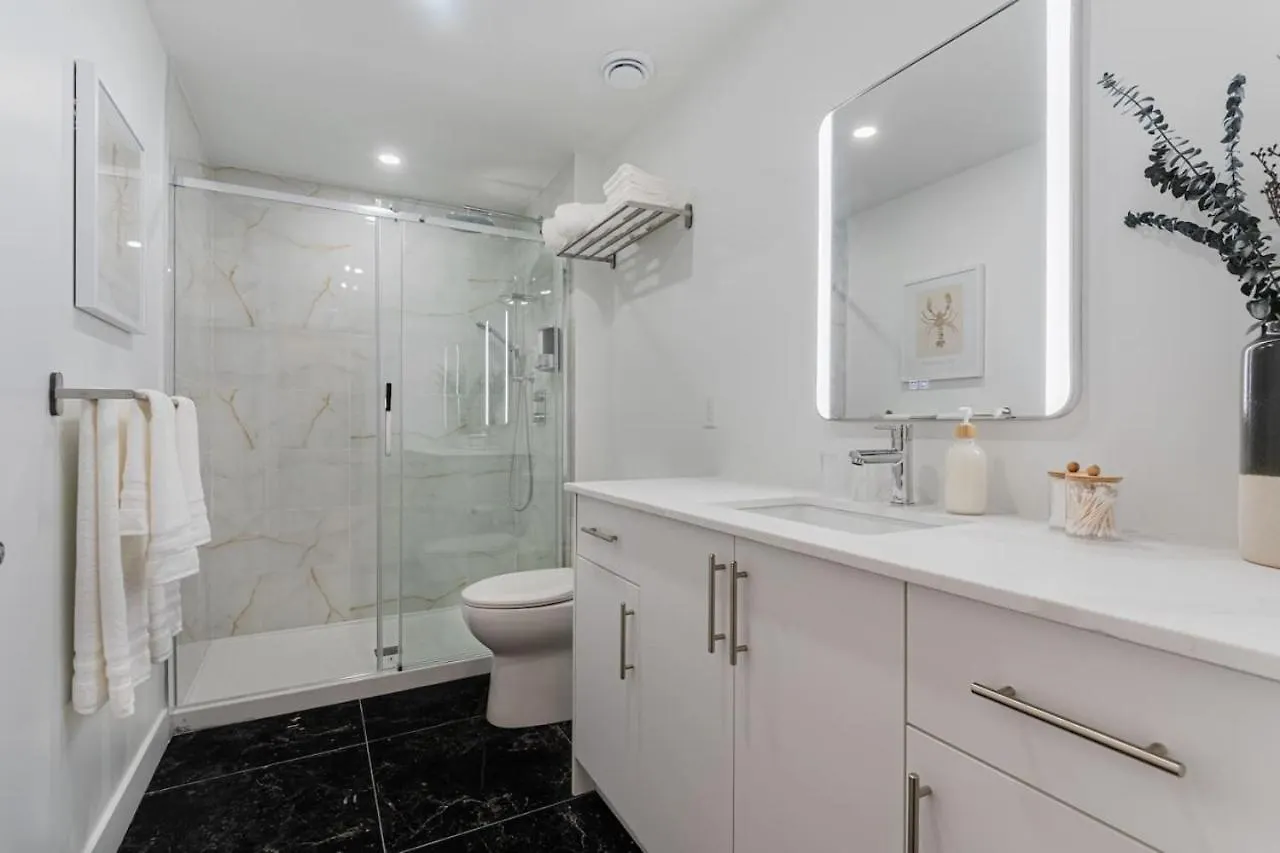 2Br Downtown Suite With Balcony Montreal Apartment