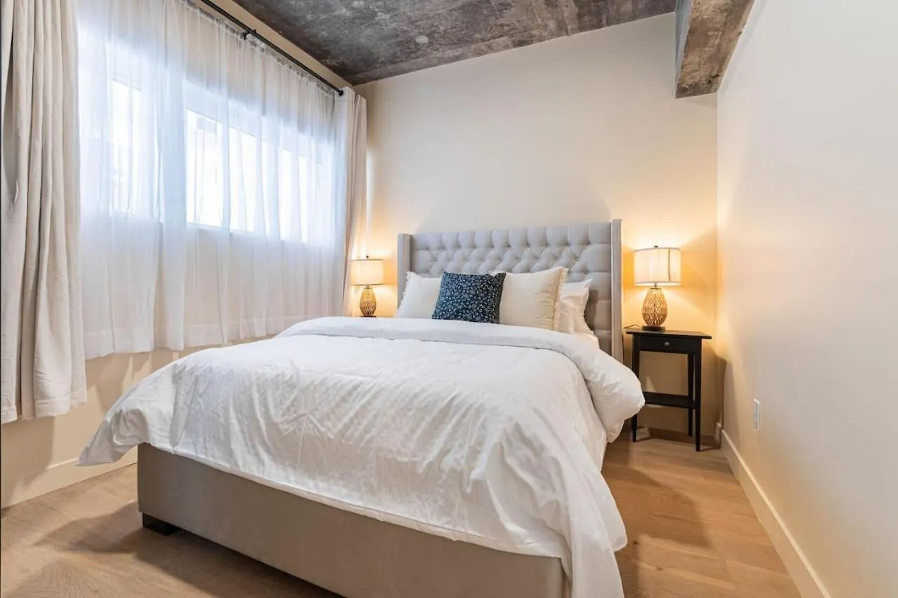 2Br Downtown Suite With Balcony Montreal Canada